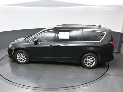 Used 2022 Chrysler Pacifica Touring-L FWD image 32