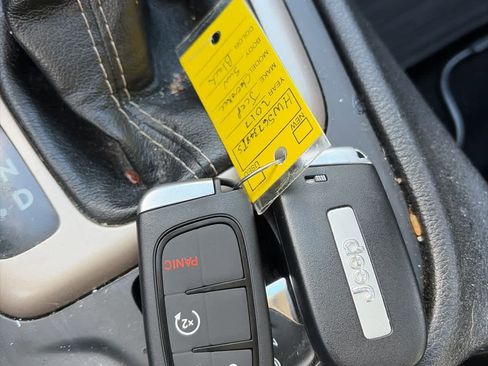 Used 2017 Jeep Cherokee Limited image 21