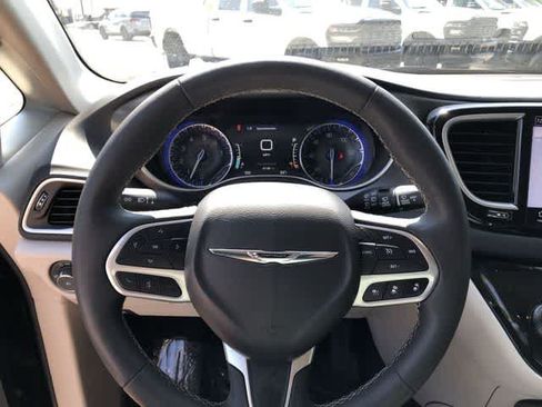 Certified 2024 Chrysler Pacifica Touring-L FWD image 19