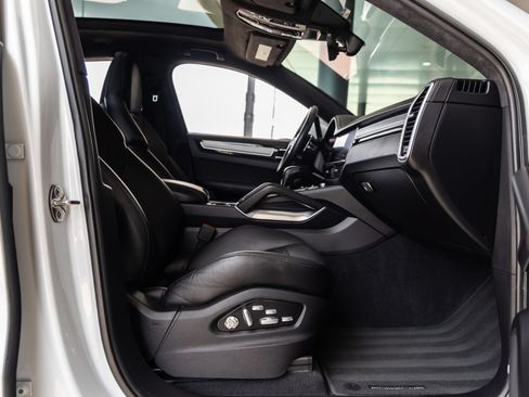 Certified 2020 Porsche Cayenne Turbo AWD/4WD image 46