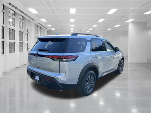 Used 2024 Nissan Pathfinder SV FWD image 5