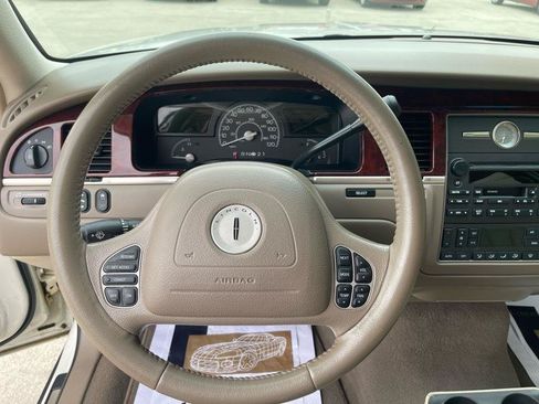 Used 2003 Lincoln Town Car Executive RWD image 28