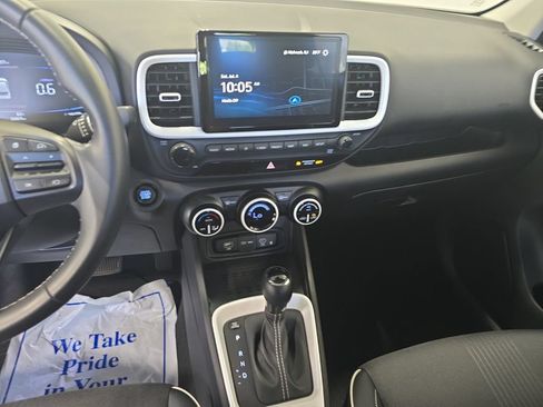 Certified 2024 Hyundai Venue Limited FWD image 18