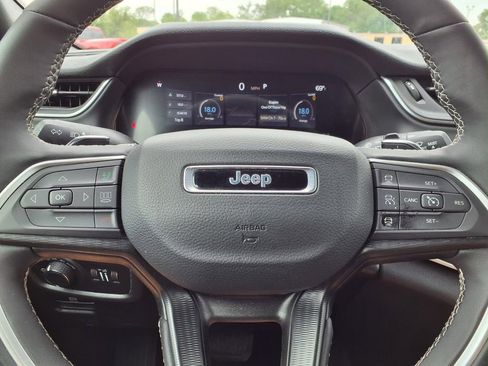 Used 2025 Jeep Grand Cherokee Altitude AWD/4WD image 18
