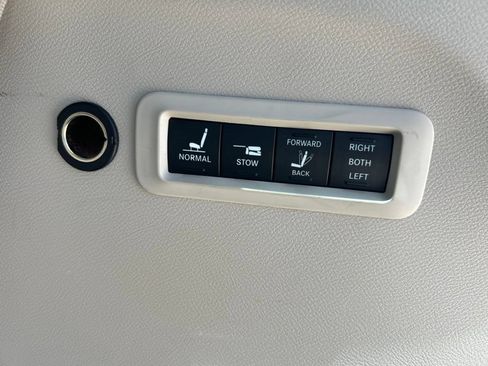 Used 2017 Chrysler Pacifica Limited FWD image 23
