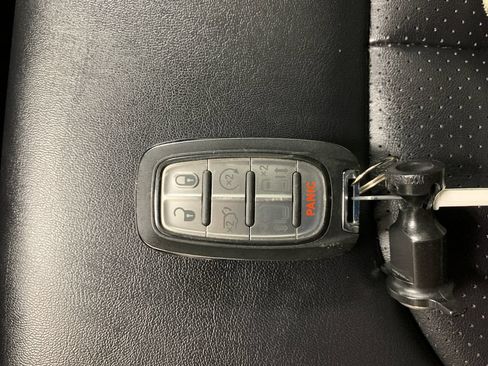Used 2025 Chrysler Pacifica Select FWD image 33