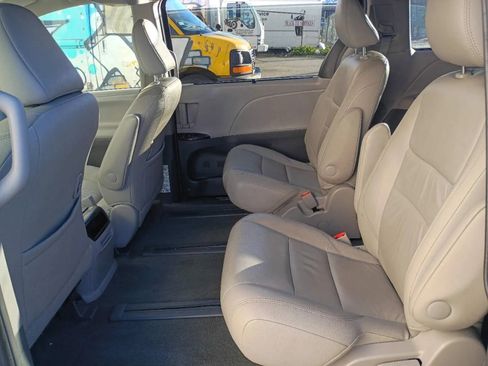 Used 2017 Toyota Sienna XLE w/ XLE Navigation Package image 22
