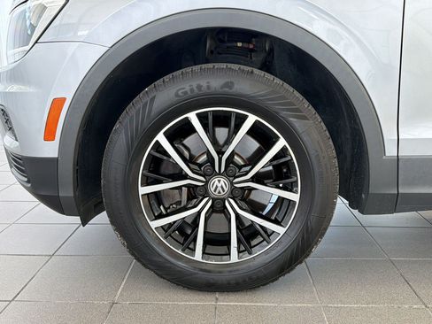 Used 2021 Volkswagen Tiguan SE w/ Panoramic Sunroof Package FWD image 12