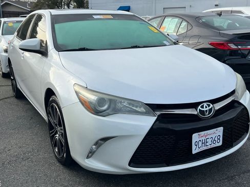 Used 2016 Toyota Camry SE image 3