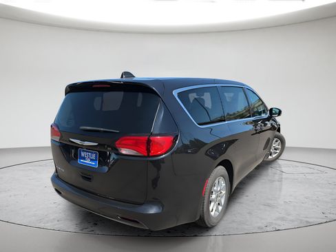 Used 2022 Chrysler Voyager LX FWD image 4