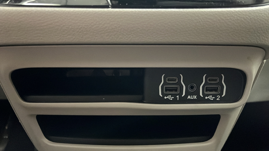 Used 2024 Chrysler Pacifica Touring-L FWD image 31