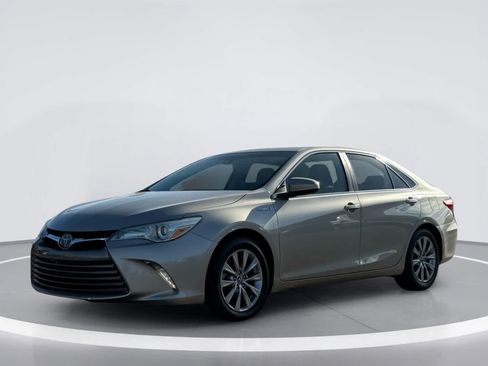 Used 2016 Toyota Camry XLE w/ Moonroof Package FWD image 2