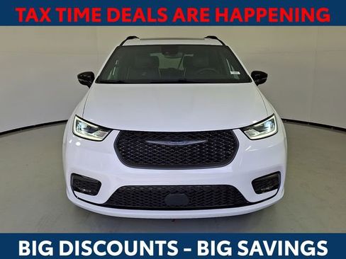 Used 2025 Chrysler Pacifica Limited image 3