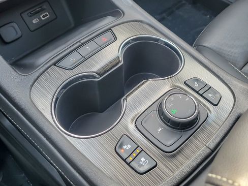 Used 2023 GMC Acadia SLT w/ Elevation Edition image 18