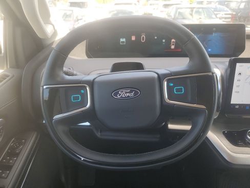 Used 2025 Ford Expedition Platinum image 11