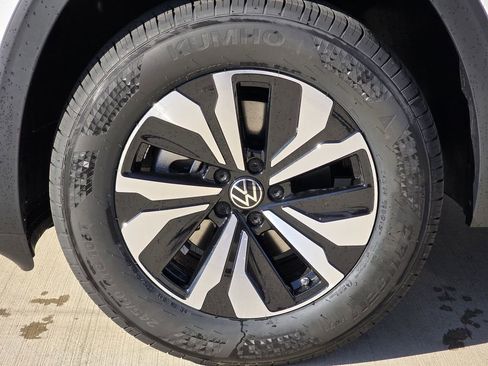 New 2026 Volkswagen Atlas SE FWD image 9