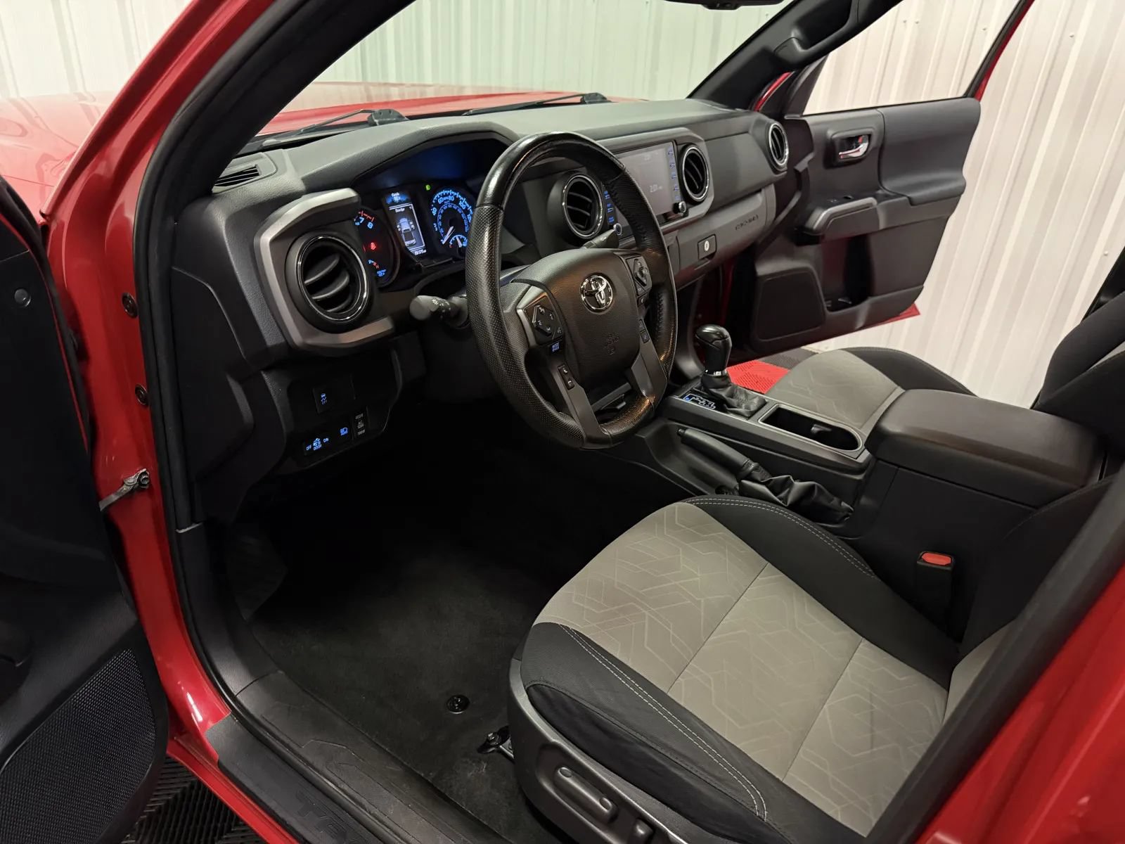 Used 2021 Toyota Tacoma TRD Off-Road w/ Technology Package AWD/4WD image 38