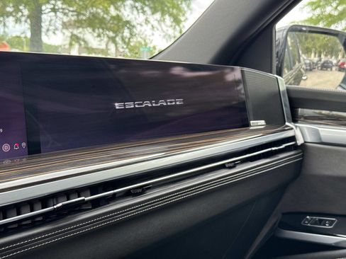 Used 2025 Cadillac Escalade ESV Premium Luxury AWD/4WD image 25