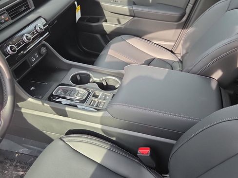 New 2025 Honda Pilot Touring image 19