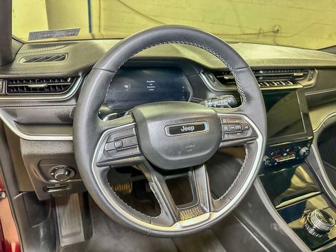 Used 2025 Jeep Grand Cherokee Altitude AWD/4WD image 25