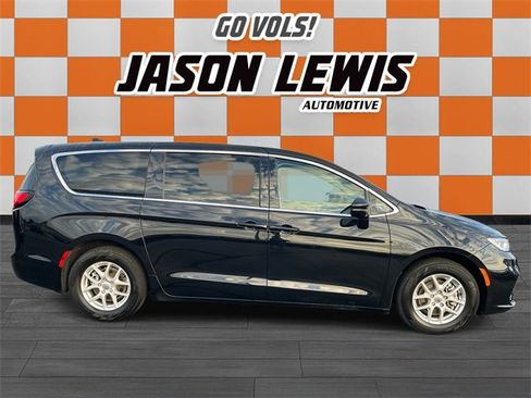 Used 2024 Chrysler Pacifica Touring-L image 2