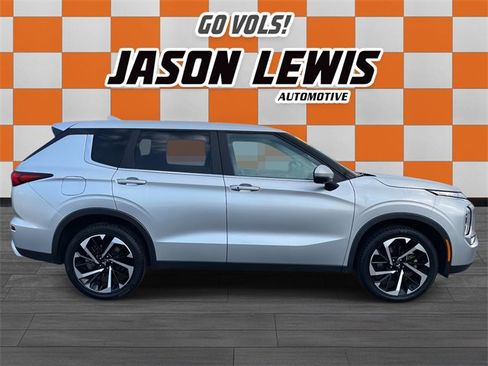 Used 2023 Mitsubishi Outlander SE Black Edition image 2