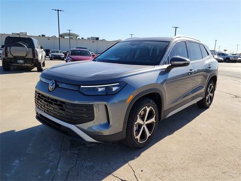 New 2025 Volkswagen Tiguan SE image 8