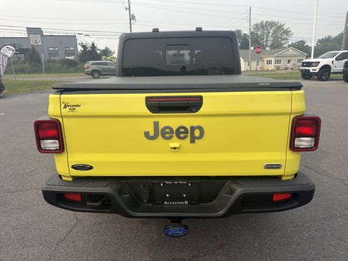 Used 2023 Jeep Gladiator Overland AWD/4WD image 4