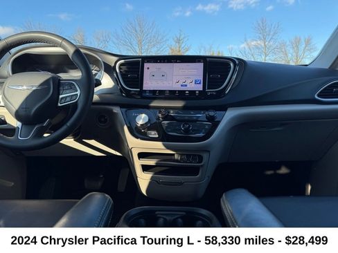 Used 2024 Chrysler Pacifica Touring-L image 23