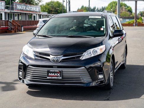 Used 2020 Toyota Sienna XLE image 4