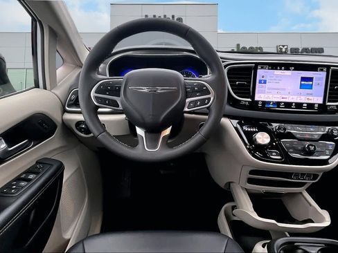 Used 2024 Chrysler Pacifica Touring-L image 15