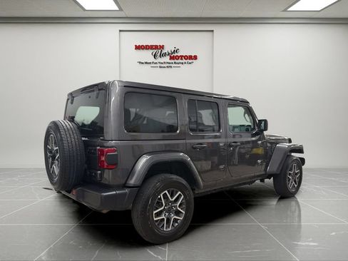 Used 2025 Jeep Wrangler Unlimited Sahara AWD/4WD image 5