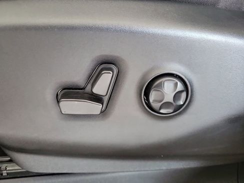 Used 2024 Chrysler Voyager LX image 18