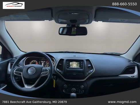 Used 2017 Jeep Cherokee Latitude w/ Cold Weather Group AWD/4WD image 16
