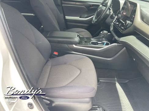 Used 2023 Toyota Highlander LE FWD image 18