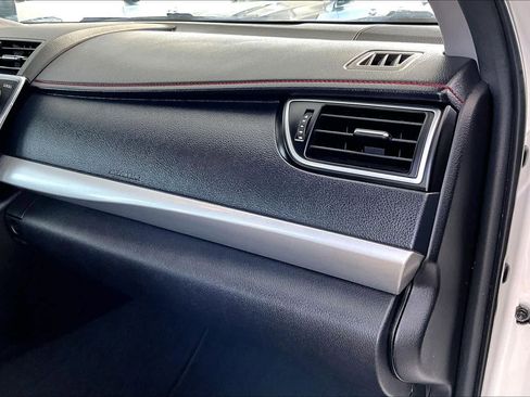 Used 2015 Toyota Camry SE w/ Moonroof Package image 19