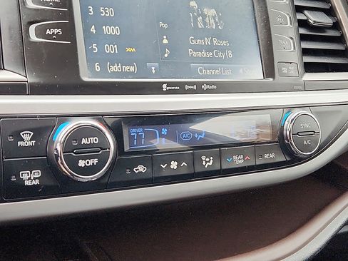 Used 2017 Toyota Highlander XLE image 14