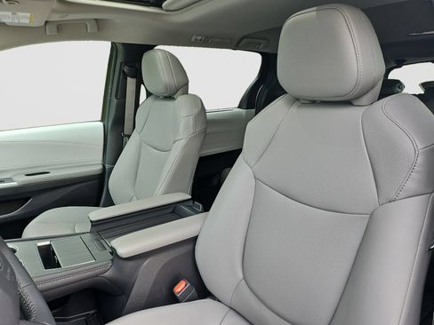 Used 2025 Toyota Sienna XLE FWD image 23