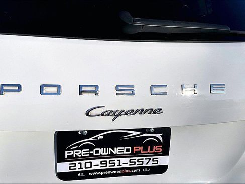 Used 2018 Porsche Cayenne Platinum Edition w/ Premium Package image 30