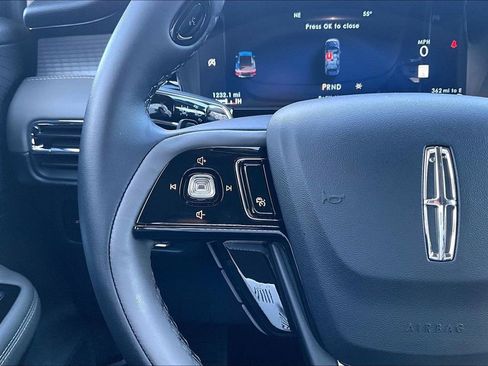 Used 2025 Lincoln Corsair Premiere image 18
