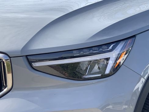 Used 2025 Volvo XC40 B5 Plus image 6