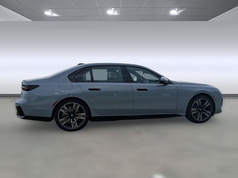 Used 2026 BMW 750e xDrive AWD/4WD image 8
