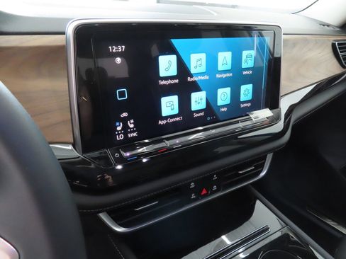 Used 2025 Volkswagen Atlas SE FWD image 17