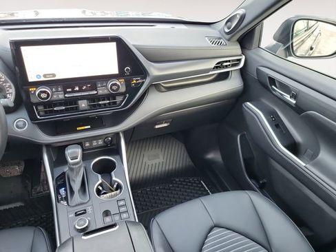 Used 2024 Toyota Highlander XLE image 13