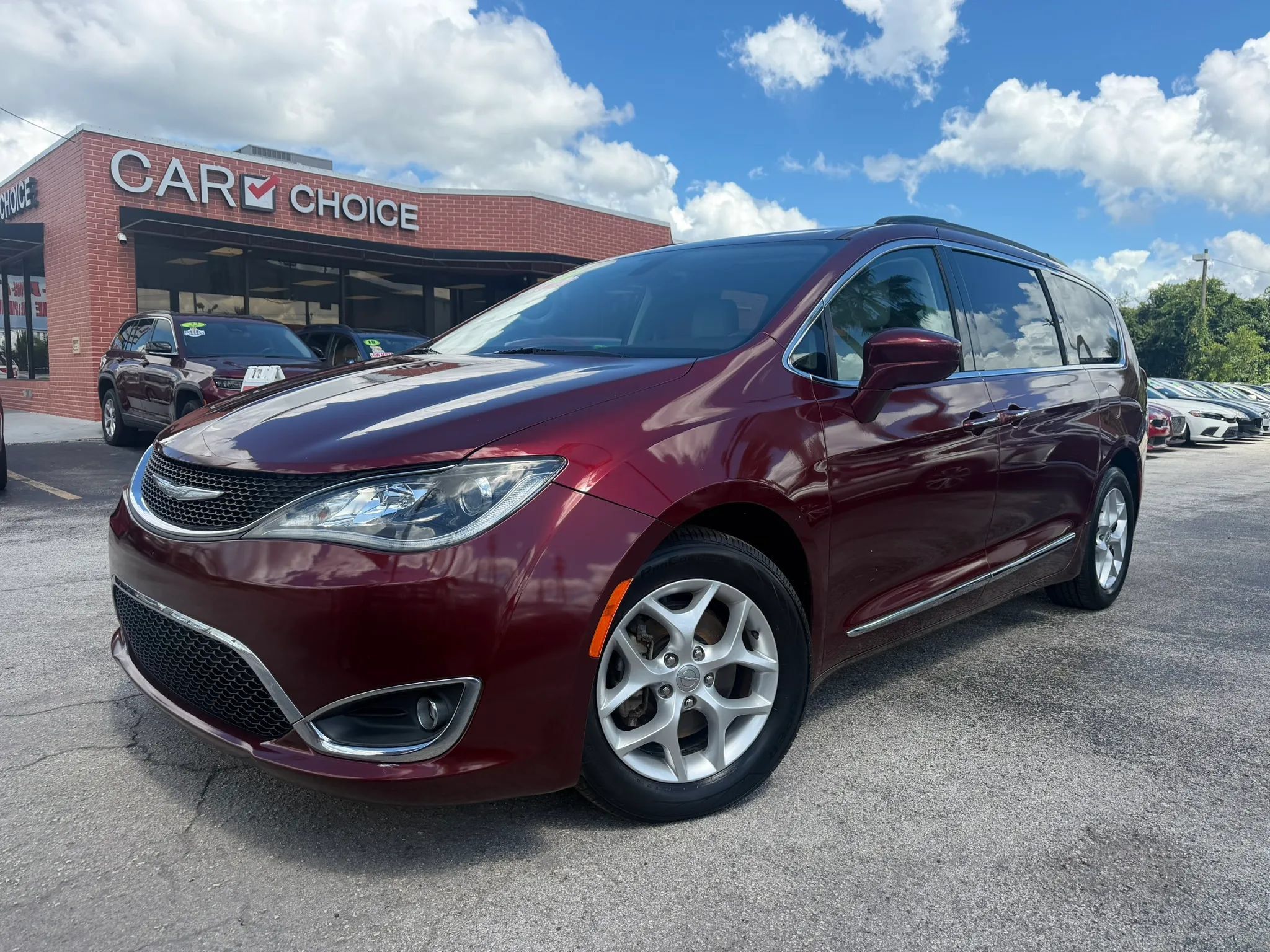 Used 2017 Chrysler Pacifica Touring-L w/ Tire & Wheel Group FWD image 1