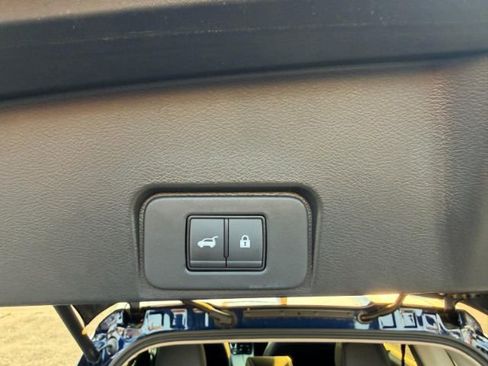 Used 2024 Nissan Rogue SV w/ SV Premium Package image 8