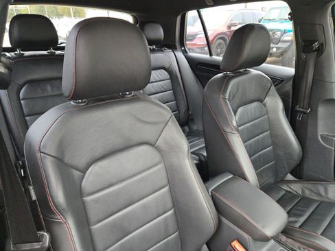 Used 2017 Volkswagen GTI SE image 31