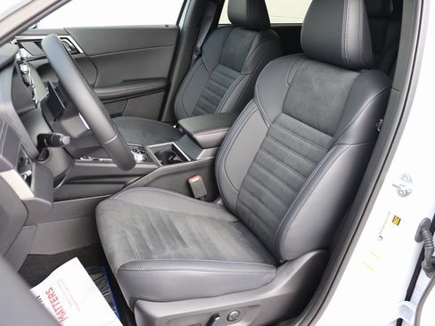 New 2025 Mitsubishi Outlander SE image 4