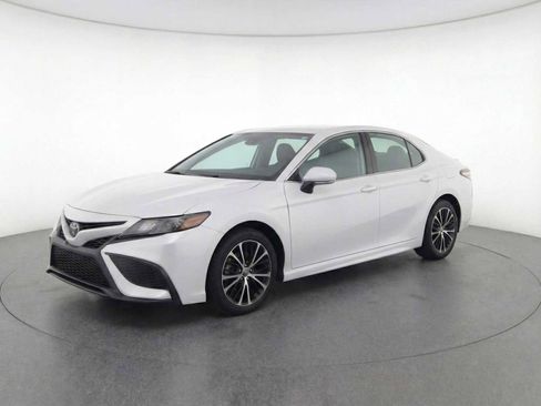 Used 2024 Toyota Camry SE image 1