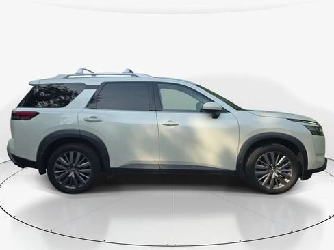 Used 2024 Nissan Pathfinder SL w/ SL Premium Package FWD image 4